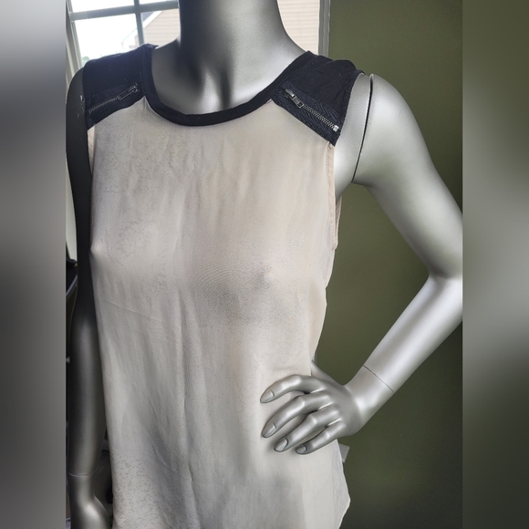 Sleeveless Top - Picture 2 of 4